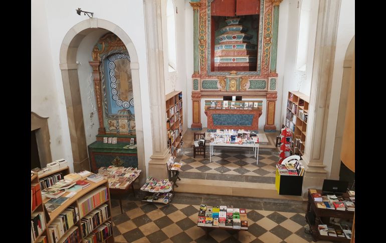 La vista. Los pasillos se desbordan con la literatura presente en el hotel.
