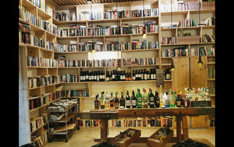 Los buenos vinos. El vino y el licor, buenos compañeros en toda aventura literaria.