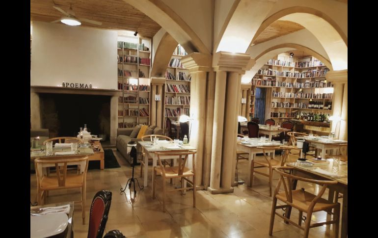 Una copa. Leer y disfrutar del alimento rodeado de conocimiento.