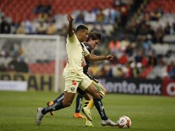 Cecilio Domínguez (i) de América y Carlos Fierro (d) de Morelia pelean por el balón. EFE/J. Méndez