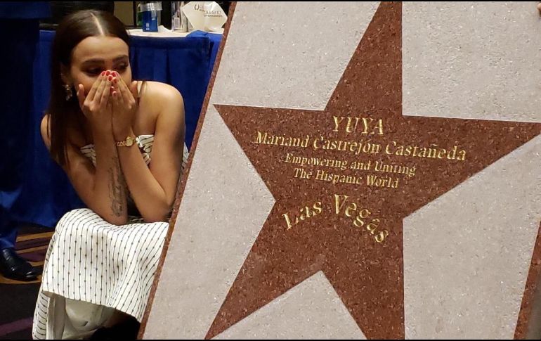 Aunque la youtuber ya sabía de la entrega de la estrella, no pudo evitar que sus ojos se humedecieran. TWITTER/@kevsho9