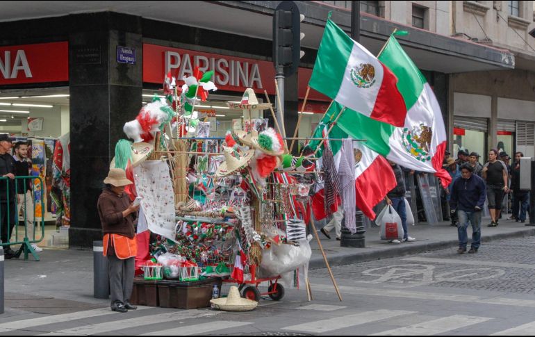 Los colores verde, blanco y rojo iluminaban las enormes paredes y balcones de Palacio Nacional, mientras en la plaza se veía a toda clase de personas. NTX/A. Rodríguez