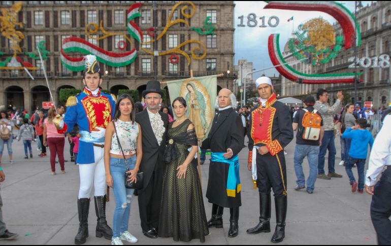 Los colores verde, blanco y rojo iluminaban las enormes paredes y balcones de Palacio Nacional, mientras en la plaza se veía a toda clase de personas. NTX/A. Rodríguez