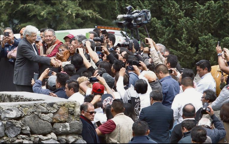 Durante un evento conmemorativo se le cuestionó al presidente electo por la presencia de carteles en la capital del  país. NOTIMEX