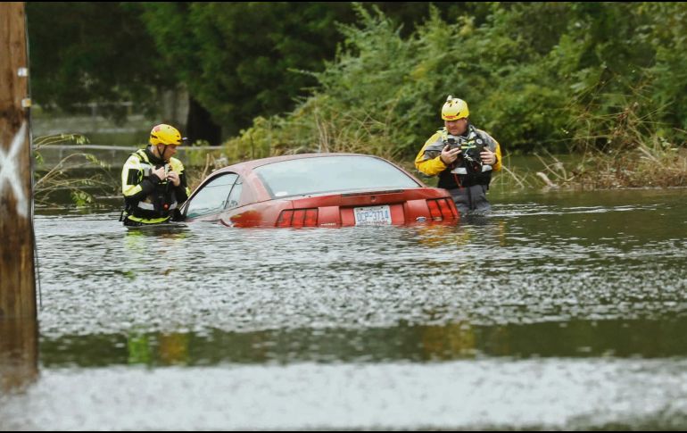 Socorristas buscan en cualquier sitio personas que no alcanzaron a abandonar sus casas. AP