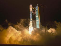 El cohete Delta II lleva el aparato que medirá la helada capa que cubre Groenlandia y la Antártida. AP