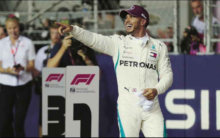 Lewis Hamilton sacó a relucir su talento sobre la pista de Marina Bay y hoy tiene la oportunidad de ampliar su ventaja en el campeonato, que es de 30 puntos. AP / V. Thian