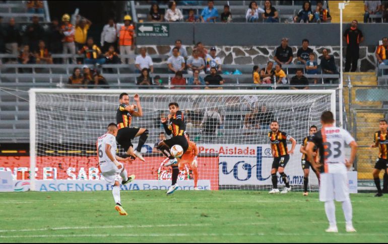 Los Leones Negros tuvieron la ventaja el viernes pasado en el Jalisco, pero al final no pudieron conservarla y terminaron empatando ante los Alebrijes. EL INFORMADOR / G. Gallo
