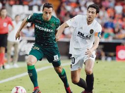 El volante mexicano del Real Betis, Andrés Guardado (izquierda), se  queda con la sensación de que pudieron derrotar al Valencia. EFE