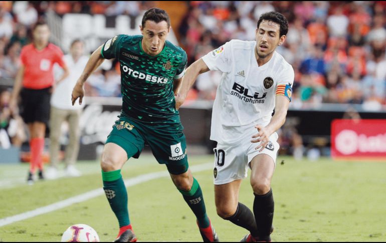 El volante mexicano del Real Betis, Andrés Guardado (izquierda), se  queda con la sensación de que pudieron derrotar al Valencia. EFE