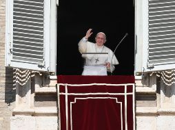 El Papa Francisco regala crucifijos a 35 mil personas