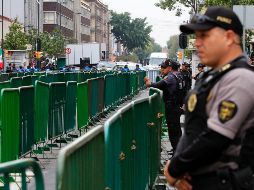 Policías ya han resguardado la zona por donde se realizará el desfile. NTX / J. Lira