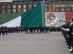 El Presidente Peña Nieto, acompañado del general Salvador Cienfuegos, y del almirante Vidal Francisco Soberón pasaron revista a las tropas. TWITTER / @S_Cienfuegos_Z