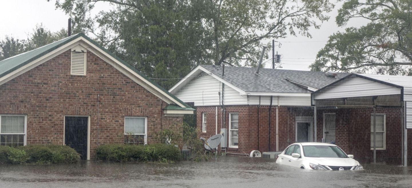 Advierten que partes de Carolina del Norte central y occidental y el suroeste de Virginia podrían recibir aún entre 12 y 25 centímetros adicionales de lluvia. EFE / C. Herrera