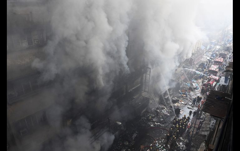 Bomberos combaten un incendio en el mercado Bagree en Calcuta, India. AFP/D. Sarkar