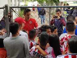 El portero Raúl Gudiño fue uno de los elementos rojiblancos que más atendieron a los aficionados. EL INFORMADOR/D. Reos