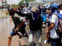 De acuerdo con las denuncias, los autoconvocados fueron atacados con piedras y fusiles AK-47. EFE / E. Biba