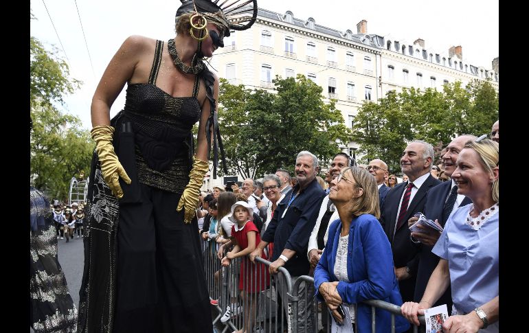 Bailarines desfilan por la Bienal de Danza de Lyon en una calle de la ciudad francesa. AFP/P. Desmazes