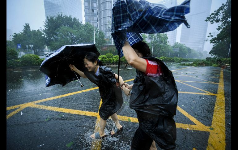 Personas luchan contra los vientos de 