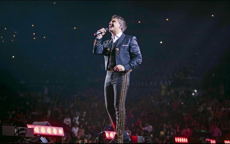 Los asistentes al concierto se deleitaron con lo mejor entre el extenso repertorio del cantante mexicano