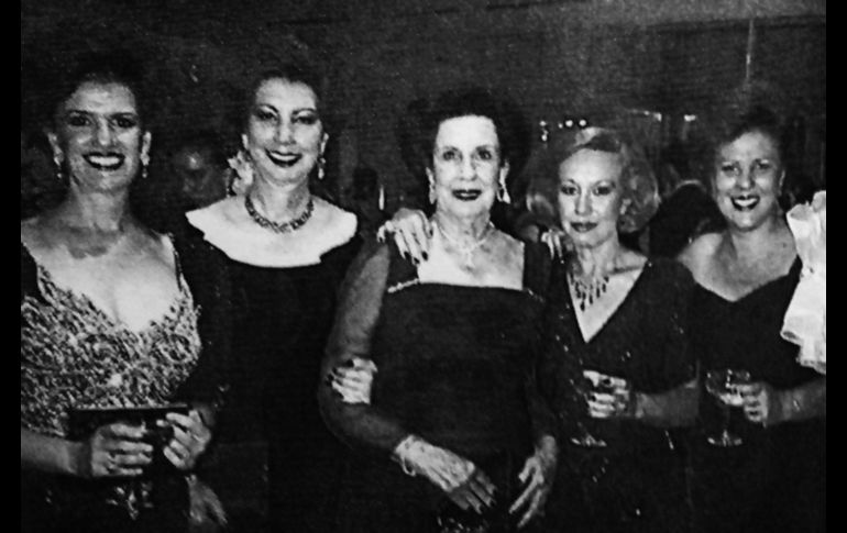 Recuerdo. En memoria de la muy querida amiga Adriana González Gortazar recientemente fallecida; quisimos desempolvar esta imagen de los años 80’s. Y, que constituye una de las últimas imágenes que alguna vez captamos de las cinco mujeres de tan notabilísima familia encabezada por esa gran dama que fue Doña Paz Gortazar de Glez. Gallo, aquí felizmente rodeada de sus cuatro encantadoras hijas. Marcela, Paz, Adriana y Cecilia.  FOTOS CORTESÍA / F. Partida