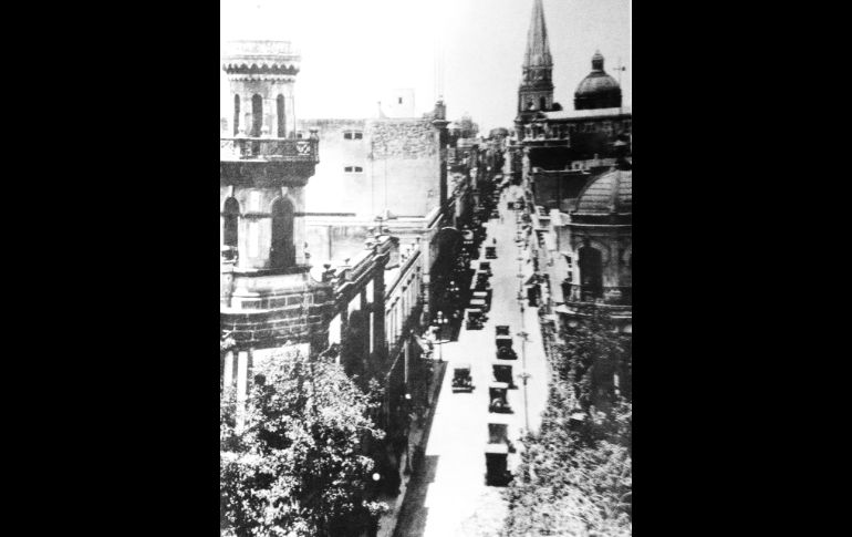 Paseo. Sensacional vista de lo que fue por años el paseo obligado de los “tapatíos elegantes” y, que fue el equivalente a Plateros de la Cd. de México. Nos referimos a la Calle San Francisco, hoy Av. 16 de Sept. Al fondo derecha se distingue la mansarda de “Las Fábricas de Francia” el más elegante almacén de Guadalajara que por casi 140 años ha sido mudo testigo de los más importantes acontecimientos. Al parecer cambia de nombre y ¡Sniff! Se va así el más emblemático y antiguo establecimiento tapatío.  FOTOS CORTESÍA / F. Partida