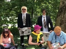 Cuando se quitaron el disfraz todos los que estaban a su alrededor se juntaron a ellos y aprovecharon para tomarse unas fotografías. /  The Tonight Show Starring Jimmy Fallon