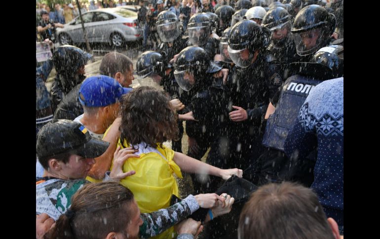 Los manifestantes, de varios movimientos de la extrema derecha, según medios locales, recurrieron a cartuchos de gas lacrimógeno y piedras. AFP/ S. Supinsky