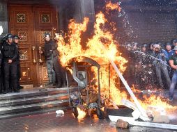 Los manifestantes, de varios movimientos de la extrema derecha, según medios locales, recurrieron a cartuchos de gas lacrimógeno y piedras. AFP/ S. Supinsky