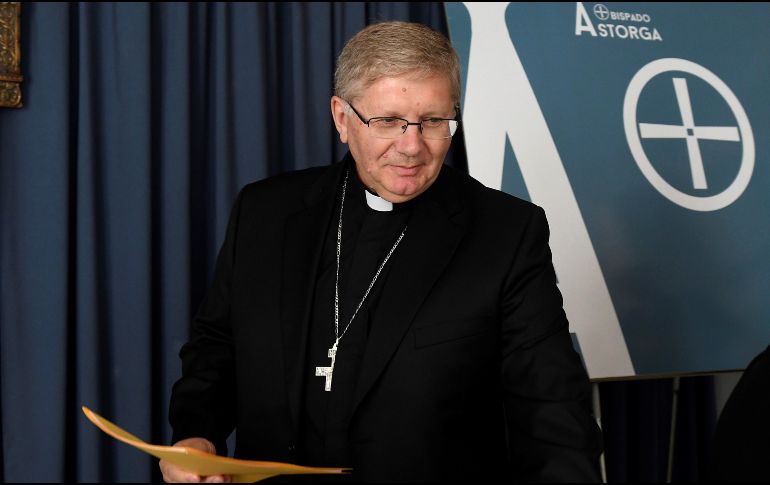 El obispo Juan Antonio Menéndez (imagen) ofreció una rueda de prensa para informar sobre la suspensión de 10 años de José Manuel. EFE / J. Casares