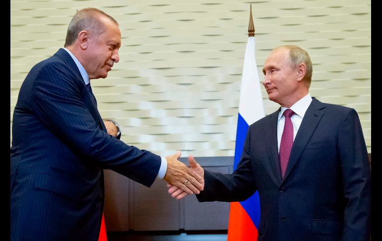 El presidente de Rusia, Vladímir Putin (d), estrecha la mano de su homólogo turco, Recep Tayyip Erdogan (i), durante su reunión en el balneario ruso de Sochi. Ambos presidentes trataron de buscar un compromiso sobre la provincia siria de Idleb, último refugio de la oposición respaldada por Ankara, que Moscú quiere devolver al control de Damasco. EFE/ A. Zemlianichenko