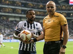 La acción protagonizada por Pabón (I) ocurrió al minuto 82'. El ábritro Franciso Chacón (D) no amonestó al jugador de Monterrey.  MEXSPORT/ARCHIVO