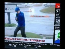 Reportero "lucha" contra huracán y transeúntes lo dejan en evidencia