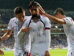 Cervantes celebró su anotación mostrando un mensaje dedicado a su padre. MEXSPORT/ARCHIVO