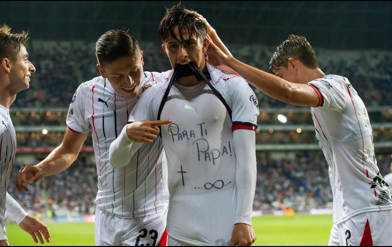 Cervantes celebró su anotación mostrando un mensaje dedicado a su padre. MEXSPORT/ARCHIVO