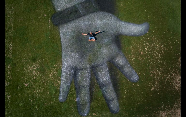 La niña, a la que llama 