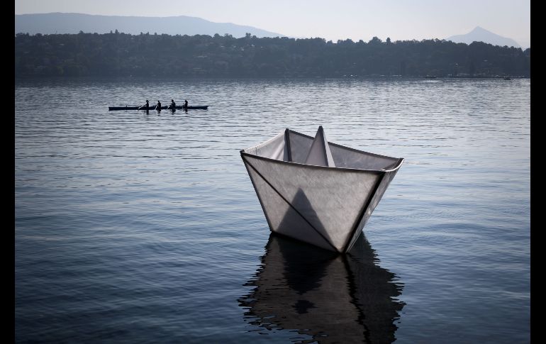 Vista del bote de origami gigante.