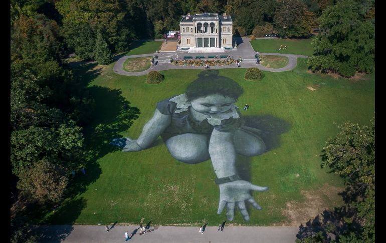 La pieza, a partir de pinturas biodegradables de pigmentos naturales, cubre cinco mil metros cuadrados.