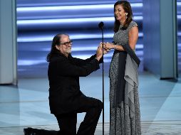 La pareja de Weiss subió con él al escenario, donde el director le ofreció el mismo anillo de bodas que perteneció a su madre. AP / C. Pizzello
