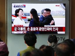 Surcoreanos observan la transmisión por televisión de la llegada del presidente surcoreano, Moon Jae-in, y su esposa, Kim Jung-sook, al Aeropuerto Internacional Sunan, en Pyongyang. EFE/K. Hee-Chul