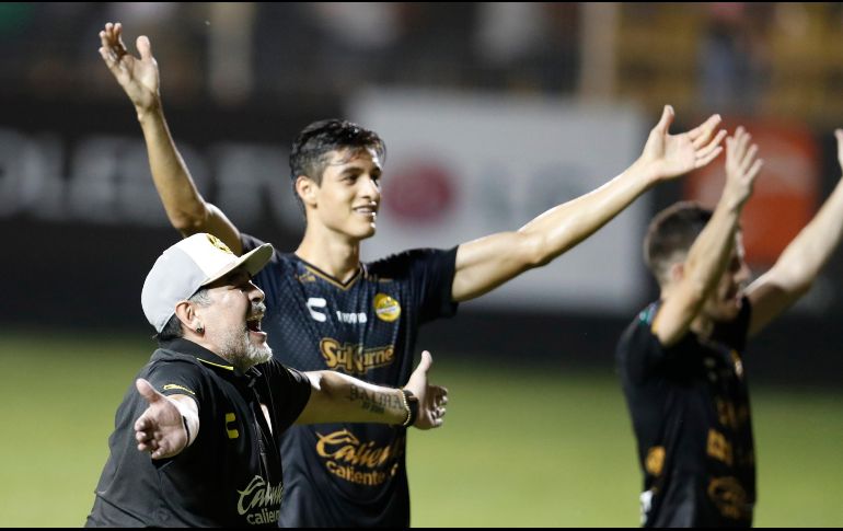 Diego Armando Maradona celebra su primera victoria en el futbol mexicano. AP/E. Verdugo
