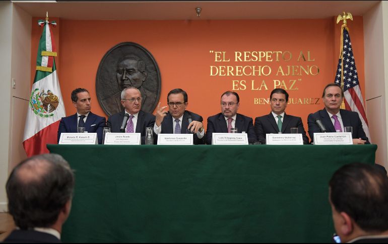 Moisés Kalach (primero a la izquierda) es coordinador del Consejo Consultivo de Negociaciones Internacionales del CCE. EFE/Archivo