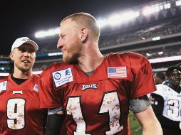 El regreso de Carson Wentz (#11) significa que Nick Foles (#9) vuelva como suplente, pese al buen trabajo que ha tenido comandando la ofensiva de los Eagles. AP