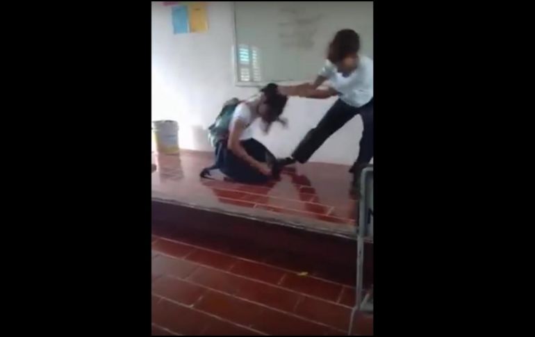 La agresión se aprecia en un video que fue difundido a través de redes sociales. YOUTUBE / Rozt Core Lml