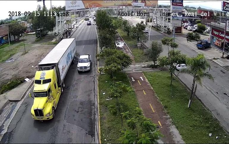 La caja de tráiler con más de 150 cuerpos fue regresa al IJCF luego de pasar por Tlajomulco y Tlaquepaque. ESPECIAL