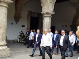 López Obrador, que presentará un programa para atención de grupos vulnerables, saludó a familiares de personas desaparecidas que se manifiestan e ingresó a Palacio entre algunos gritos y justicia. EL INFORMADOR / R. Rivas