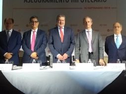 El directivo (c) menciona que el país no está en bancarrota como insiste el presidente electo, y que la macroeconomía del país es muy sóiida. TWITTER / @AMIS_mx