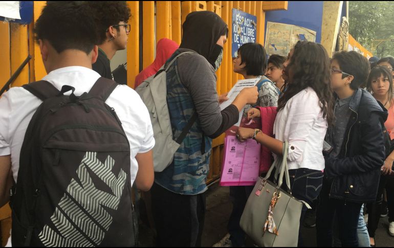 El ingreso de alumnos se dio de manera ordenada y sólo se permitió con credencial en mano. NTX/ESPECIAL