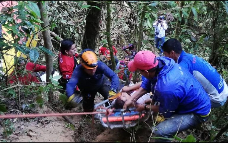 Fotografía cedida por la entidad ECU911 que muestra a rescatistas en el lugar de un accidente de tráfico en Balsas. EFE/CORTESÍA