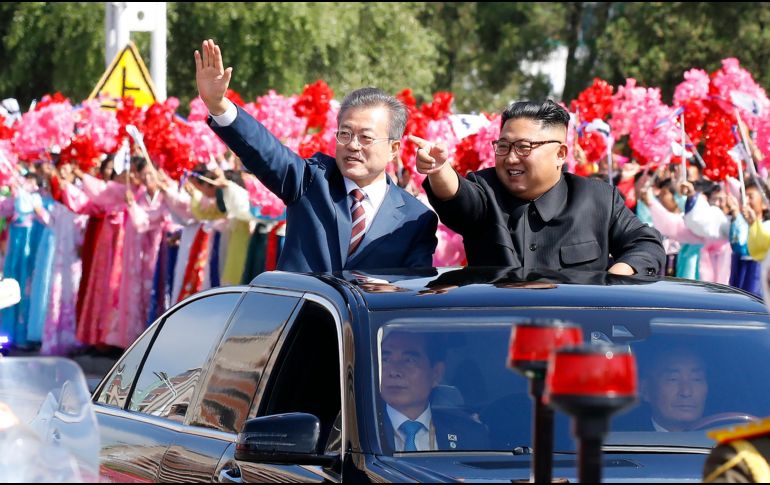 Moon Jae-in y Kim Jong Un desfilaron por las calles de Pyongyang en medio de vítores de miles de norcoreanos que gritaron a su paso 